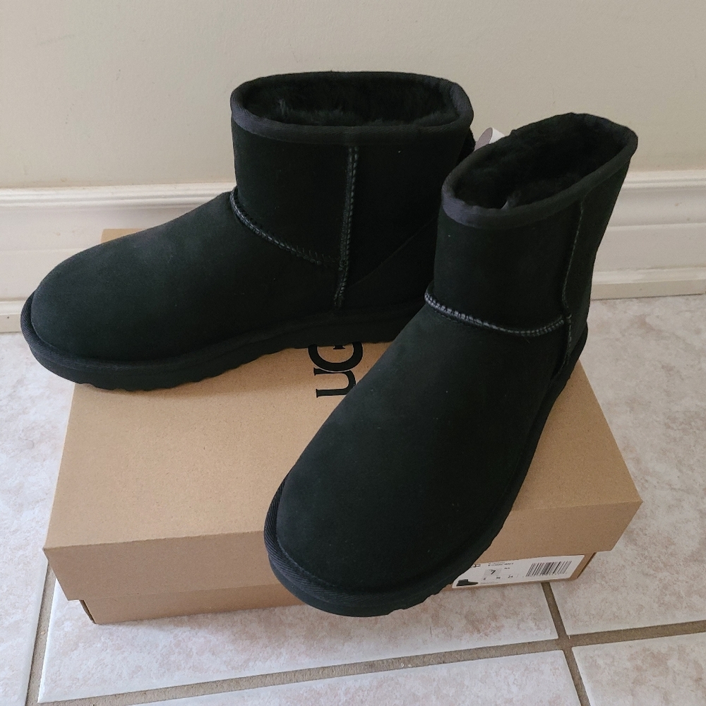 UGG Women's Classic Mini II Black Boots 7 - Picture 4 of 8